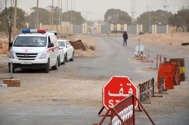 مئات التونسيين العالقين على الحدود التونسية الليبية يقتربون من المعبر التونسي في محاولة للتسلل بعد فشل كل محاولات المطالبة بإجلائهم