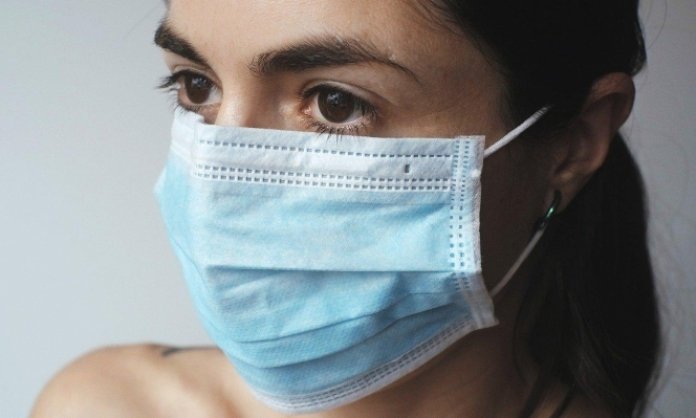 صفقة الكمامات المشبوهة: الحكومة تتدخل وتكلف لجنة